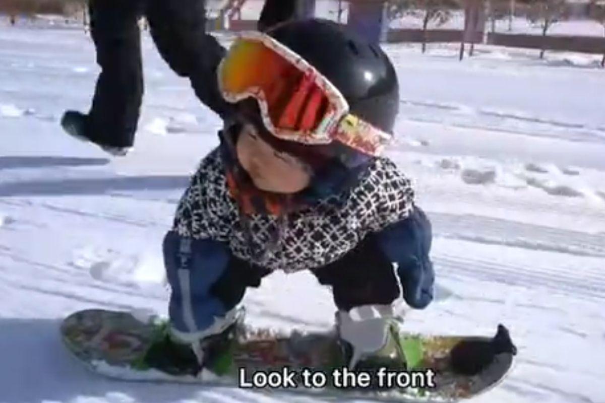 Bebê de 11 meses praticando snowboard 