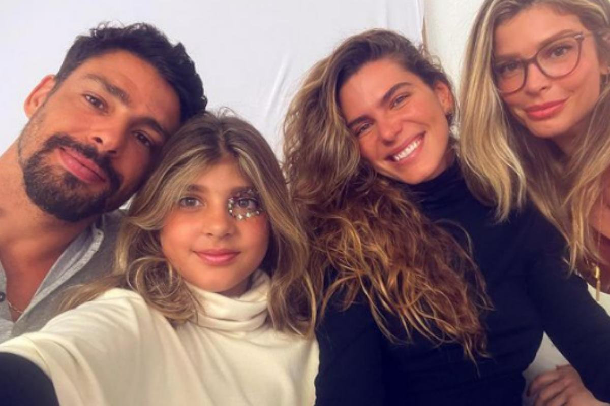 Cauã Reymond aparece com Grazi Massafera e Mariana Goldfarb em foto com a filha