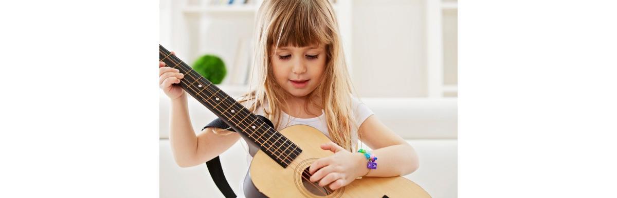 little-girl-playing-guitar-at-home-picture-id582310080