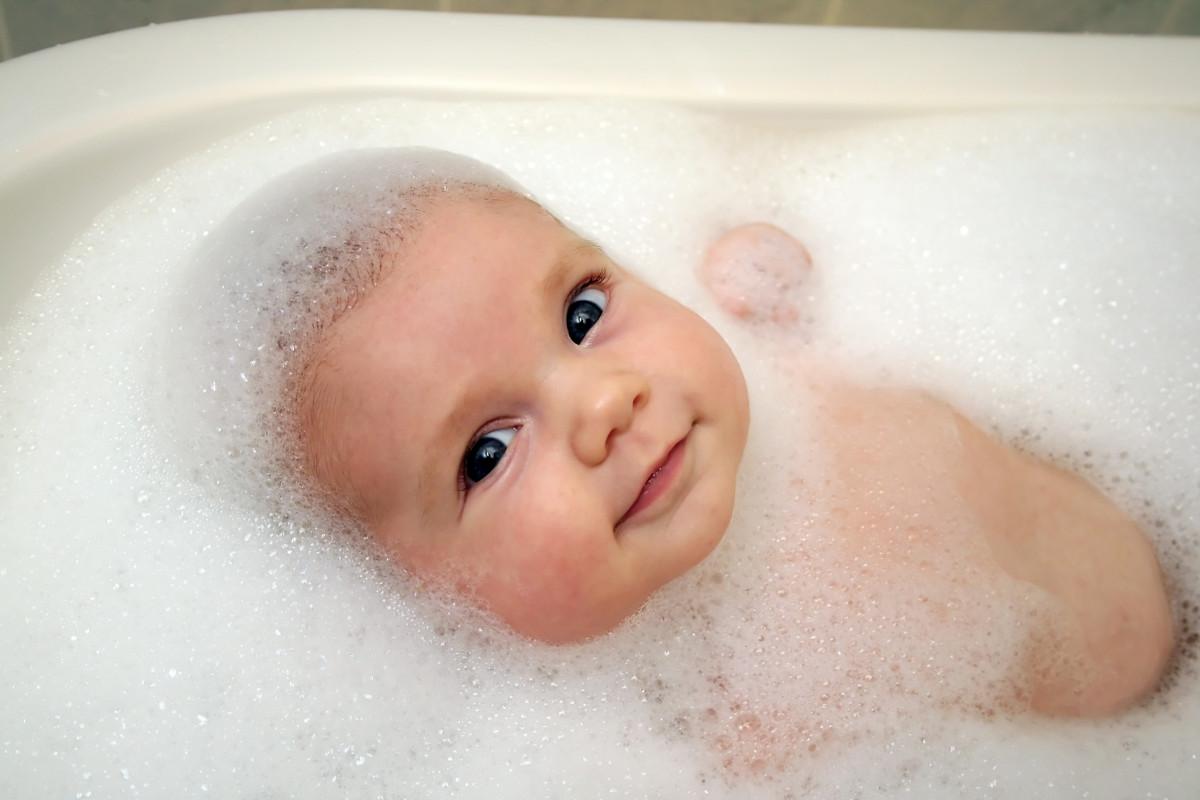 A temperatura recomendável da água para o banho do bebê é em torno de 35 a 36º C