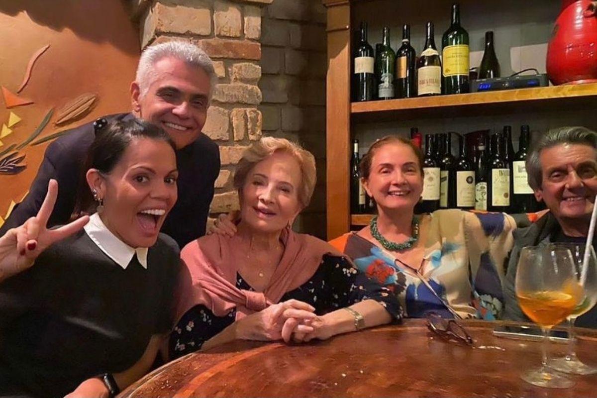 Família de Tarcísio Meira aparece sorrindo em foto nas redes sociais