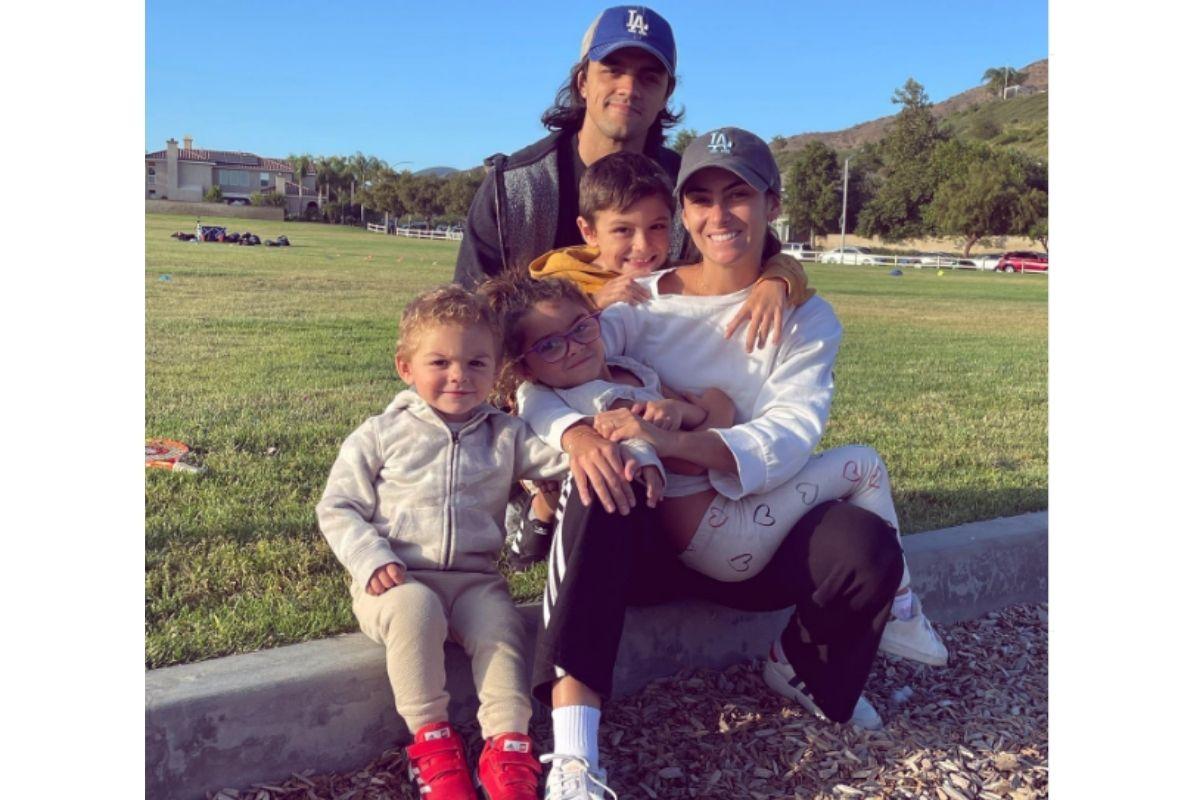 Mariana Uhlmann se declara para Felipe Simas ao postar foto da família reunida: "Borboletas no estômago"