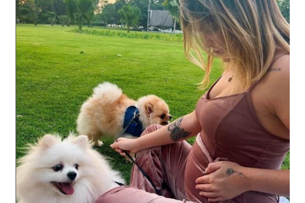 Viih Tube posa grávida com os cachorros