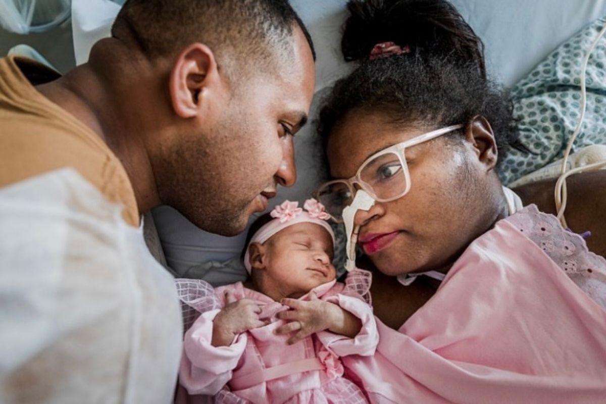 Weverton Pereira da Silva e Érika Cléia Soares em um ensaio fotográfico no hospital com a filha, recém-nascida