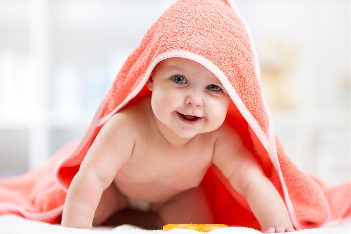 Bebê com toalha 