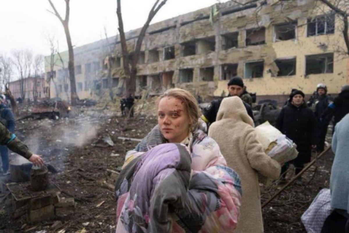 Grávida é vista fugindo de maternidade na Ucrânia após ataques do exército russo 