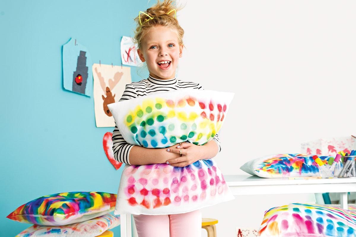 Brincar de decorar a casa também vale para o Dia das Crianças! Veja como fazer uma almofada tie dye 