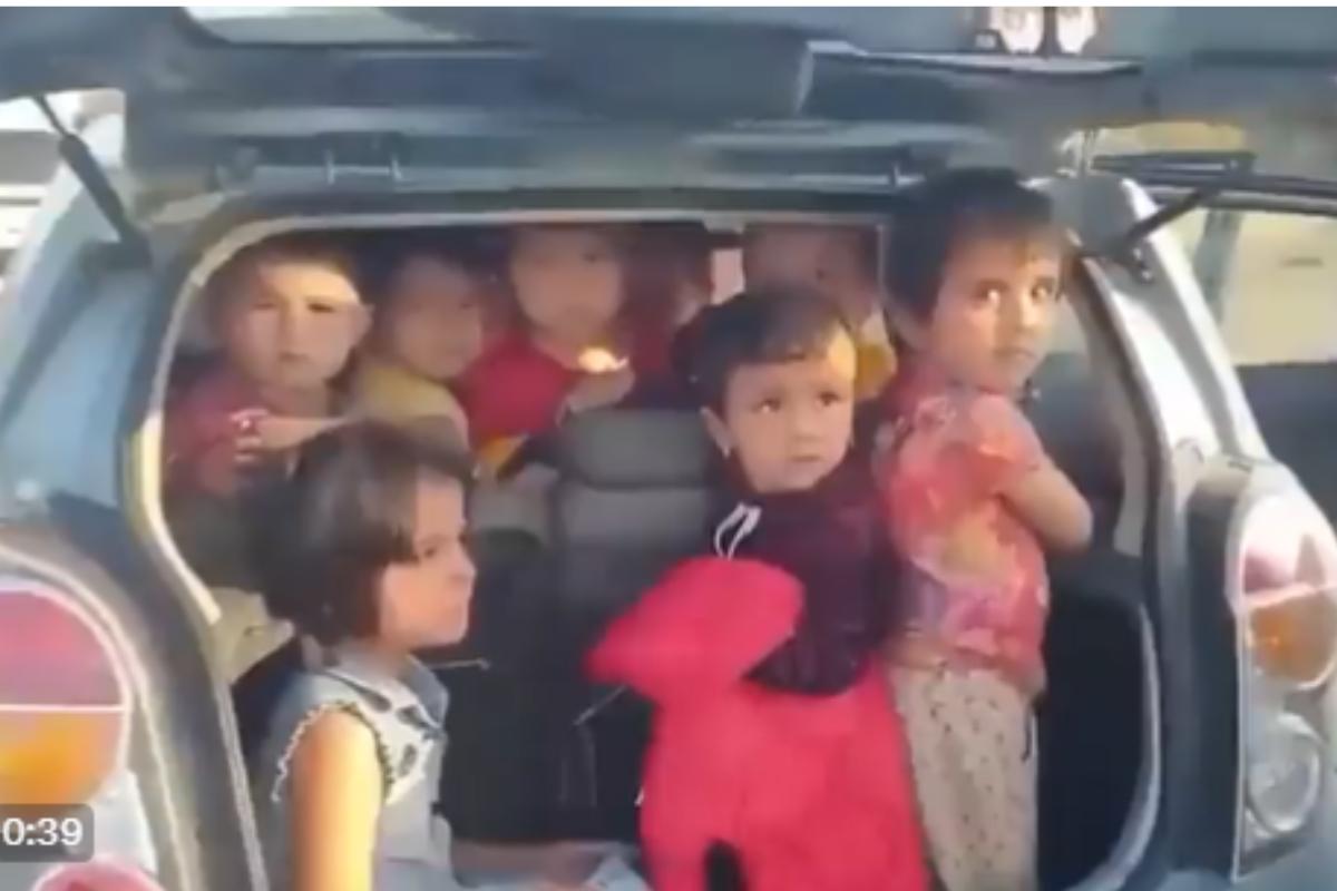 Professora que levava mais de 20 crianças em Chevrolet é parada no Uzbequistão 
