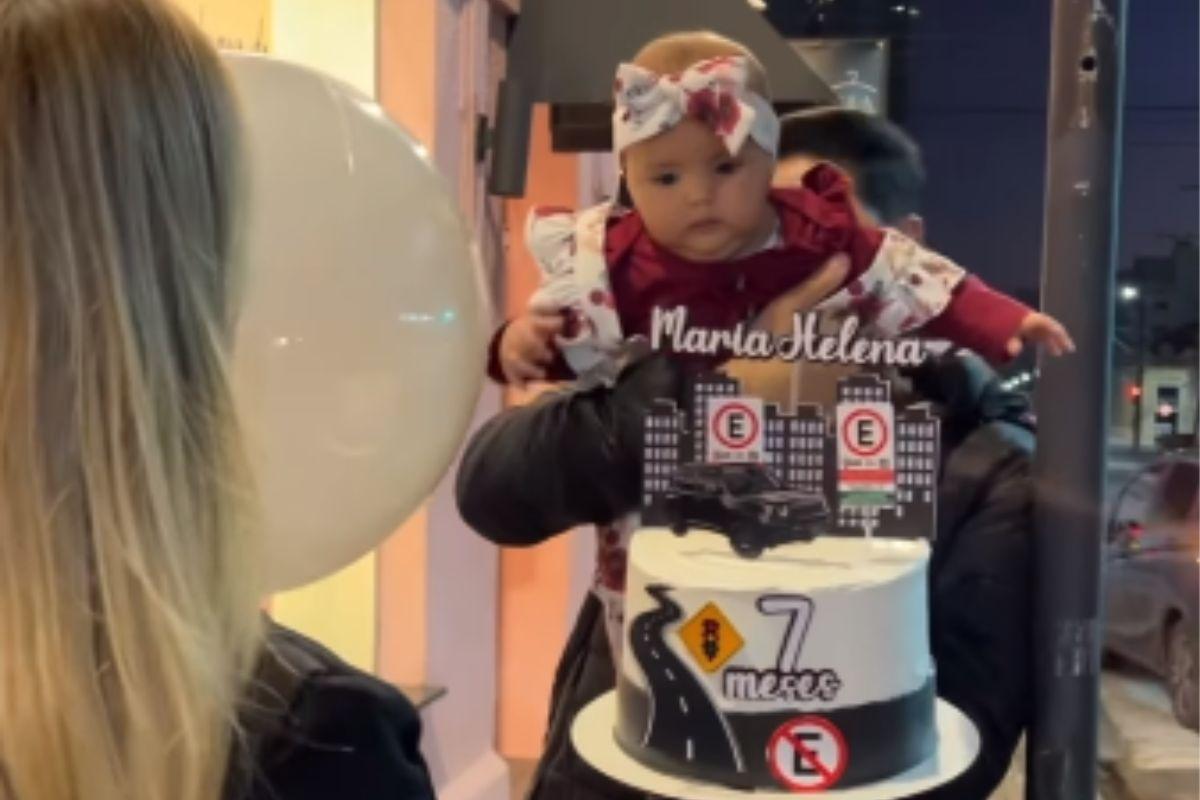 Bebê ganha mesversário com tema inusitado de placa de trânsito