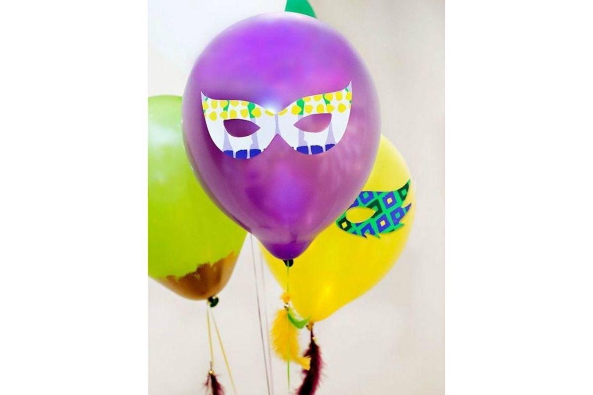 Você vai deixar seus balões muito mais divertidos colocando máscaras e outros itens de carnaval 