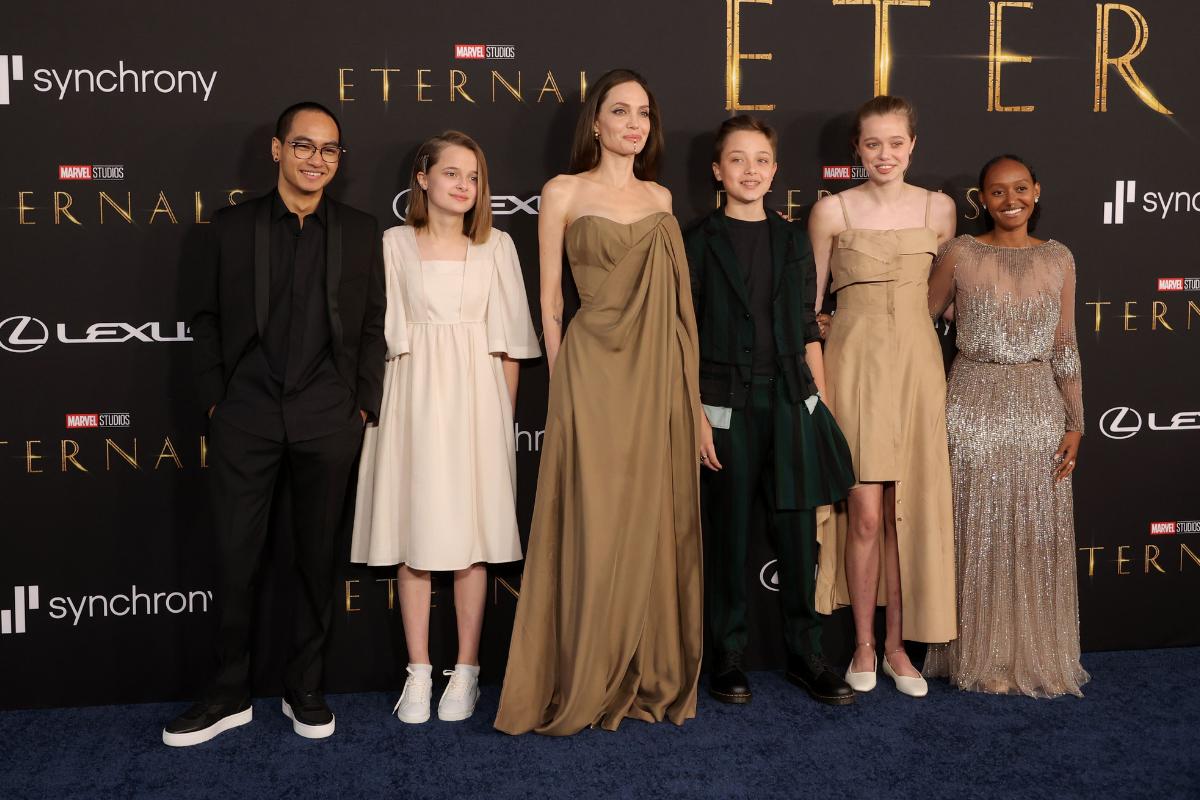 Angelina Jolie com 5 dos 6 filhos na pré-estreia de Eternos