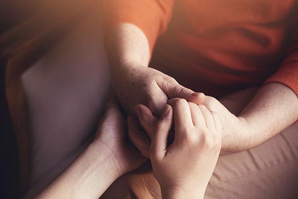 Carinho e companheirismo não podem faltar no tratamento de uma criança com câncer (Foto: Shutterstock)