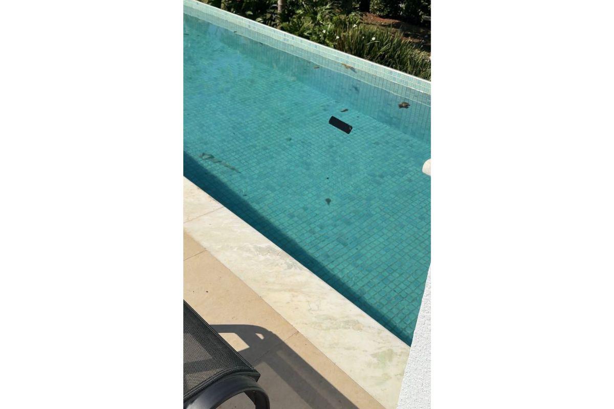 Celular caído na piscina