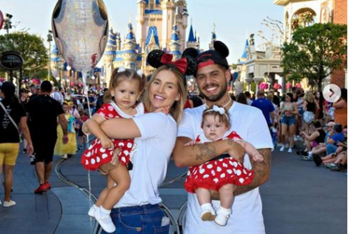 Virginia e Zé Felipe passam férias na Disney com as filhas