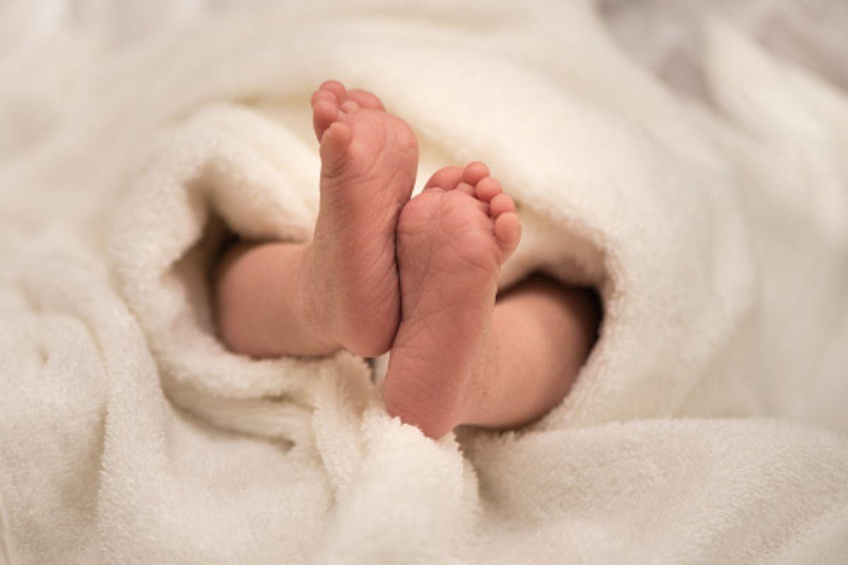 A recém-nascida se engasgou durante a amamentação 