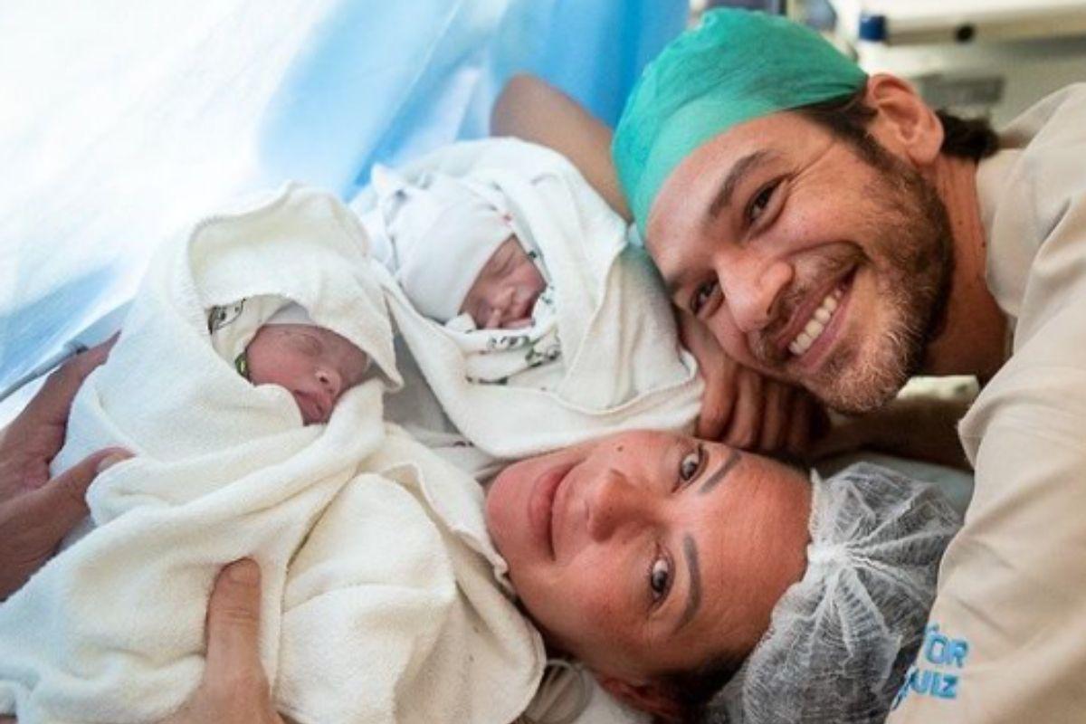Fabiula Nascimento e Emílio Dantas surpreendem com berço 3 em 1 para gêmeos