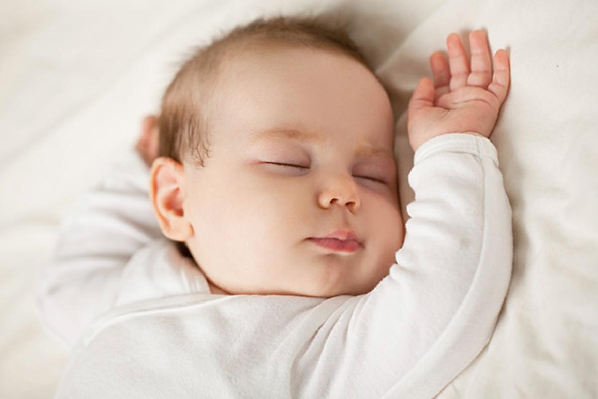 A criança pode encontrar a forma que se sente mais confortável para dormir