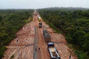 Ônibus e carretas ficam presas em atolamento de terra na BR-319, que liga Porto Velho à Manaus