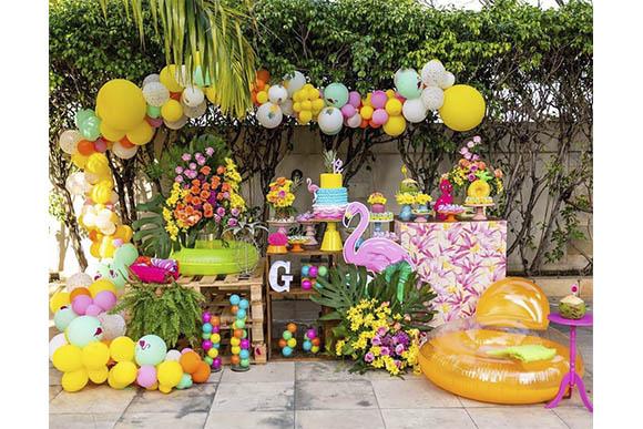 Confira dicas de decoração para fazer a sua festa na piscina (Foto:  Reprodução/ Instagram @valmirpaesdesignfloral)