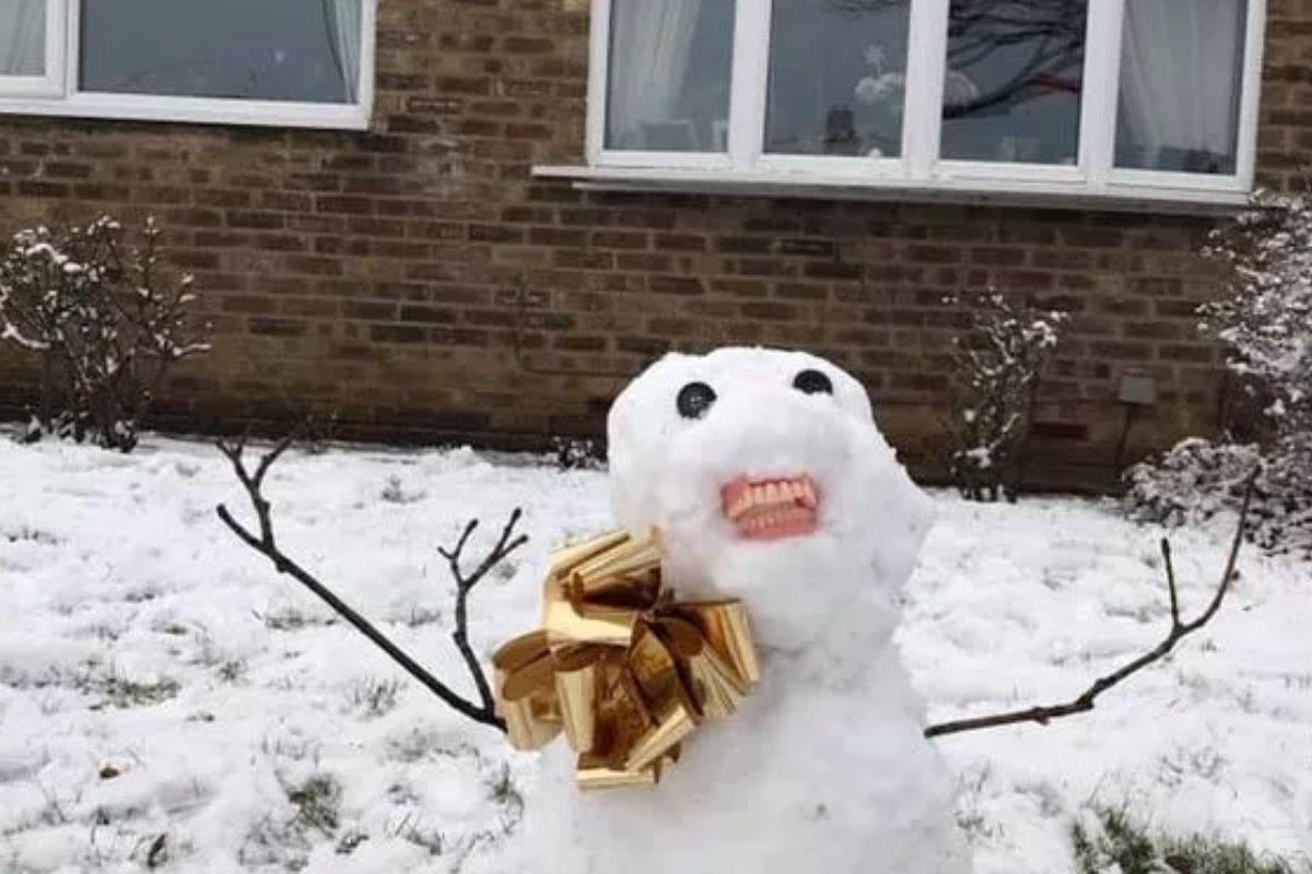 Crianças usam dentadura para colocar no boneco de neve no Reino Unido