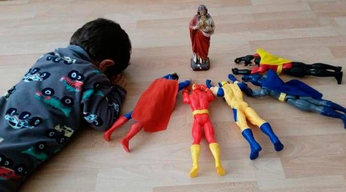 Pablo rezando com bonecos