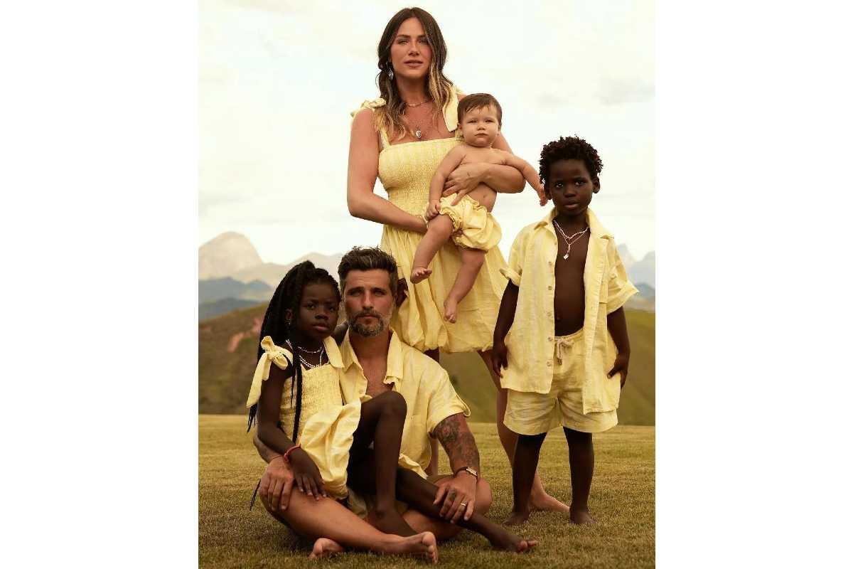 Giovanna Ewbank com os filhos Titi, Bless, Zyan e o marido Bruno Gagliasso (Foto: Reprodução/Instagram/@fepaesleme)