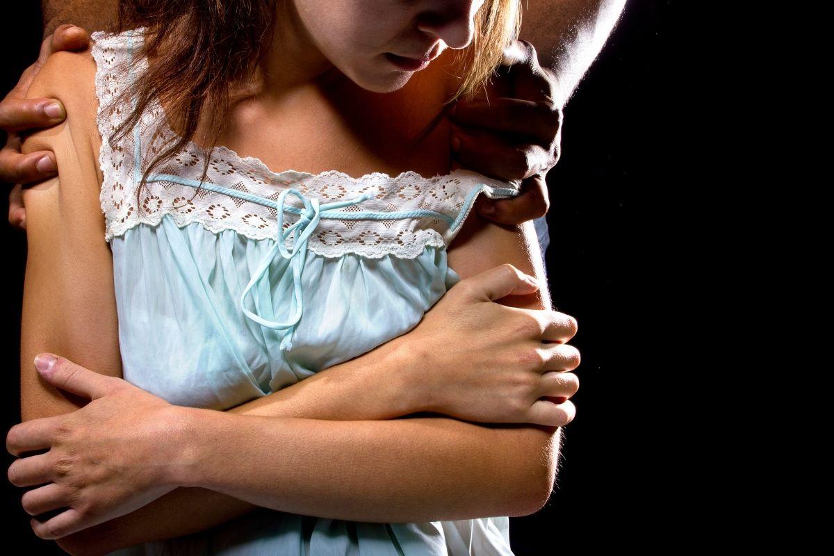 O pai está sendo acusado de estuprar a filha de 12 anos