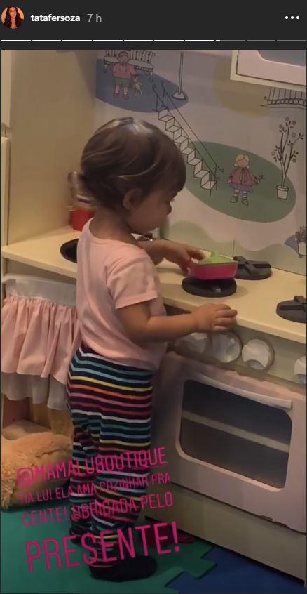 Melinda Teló brincando em sua cozinha de brinquedo (Foto: Reprodução/ Instagram @tatafersoza)
