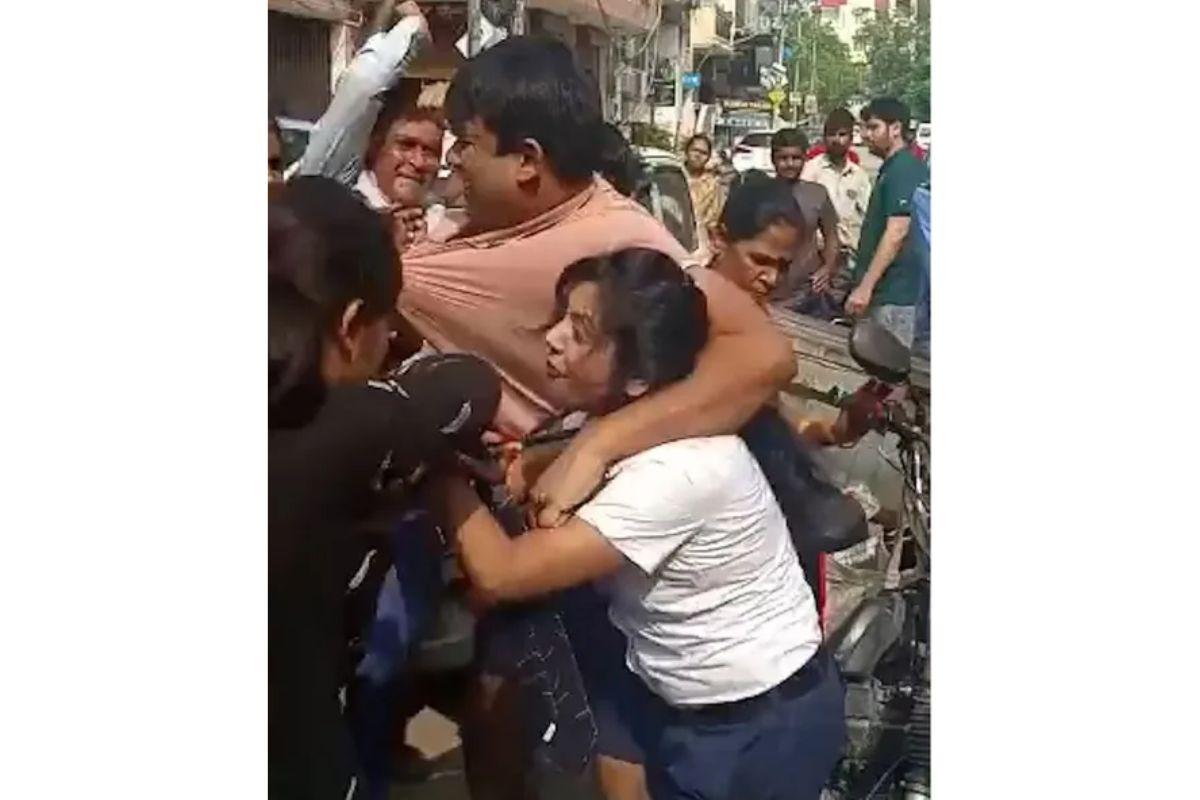 Casal sendo agredido no meio da rua por moradores