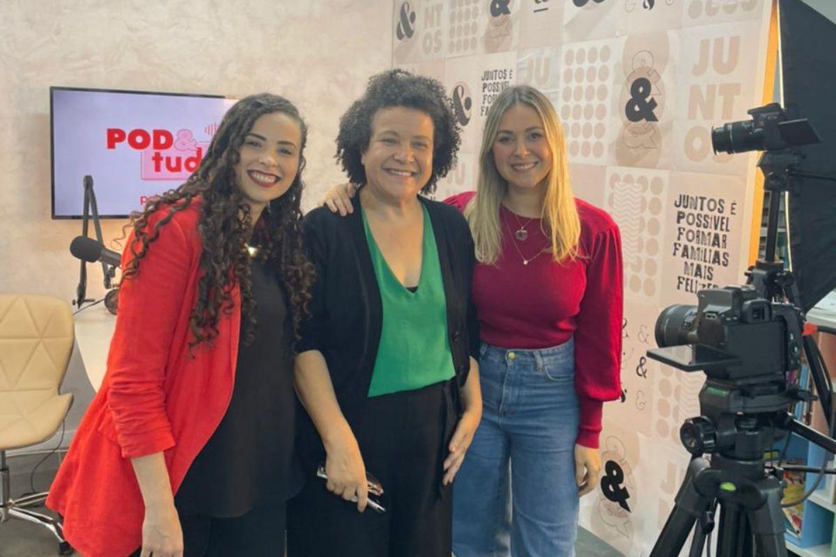 Andressa Simonini, editora-executiva, e Beatriz Possebon, editora de arte, foram as responsáveis por comandar o primeiro episódio do POD&Tudo entrevistando Ana Fontes 