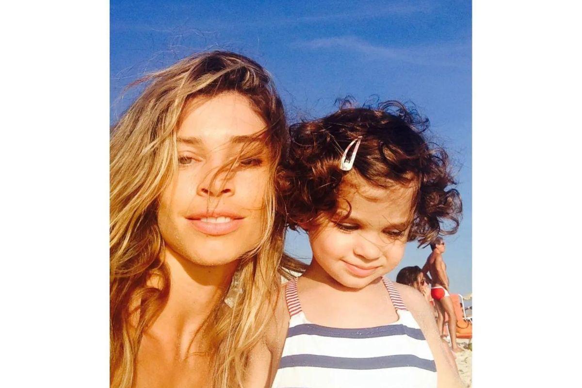 Selfie de Grazi e Sofia, ainda bebê, na praia.