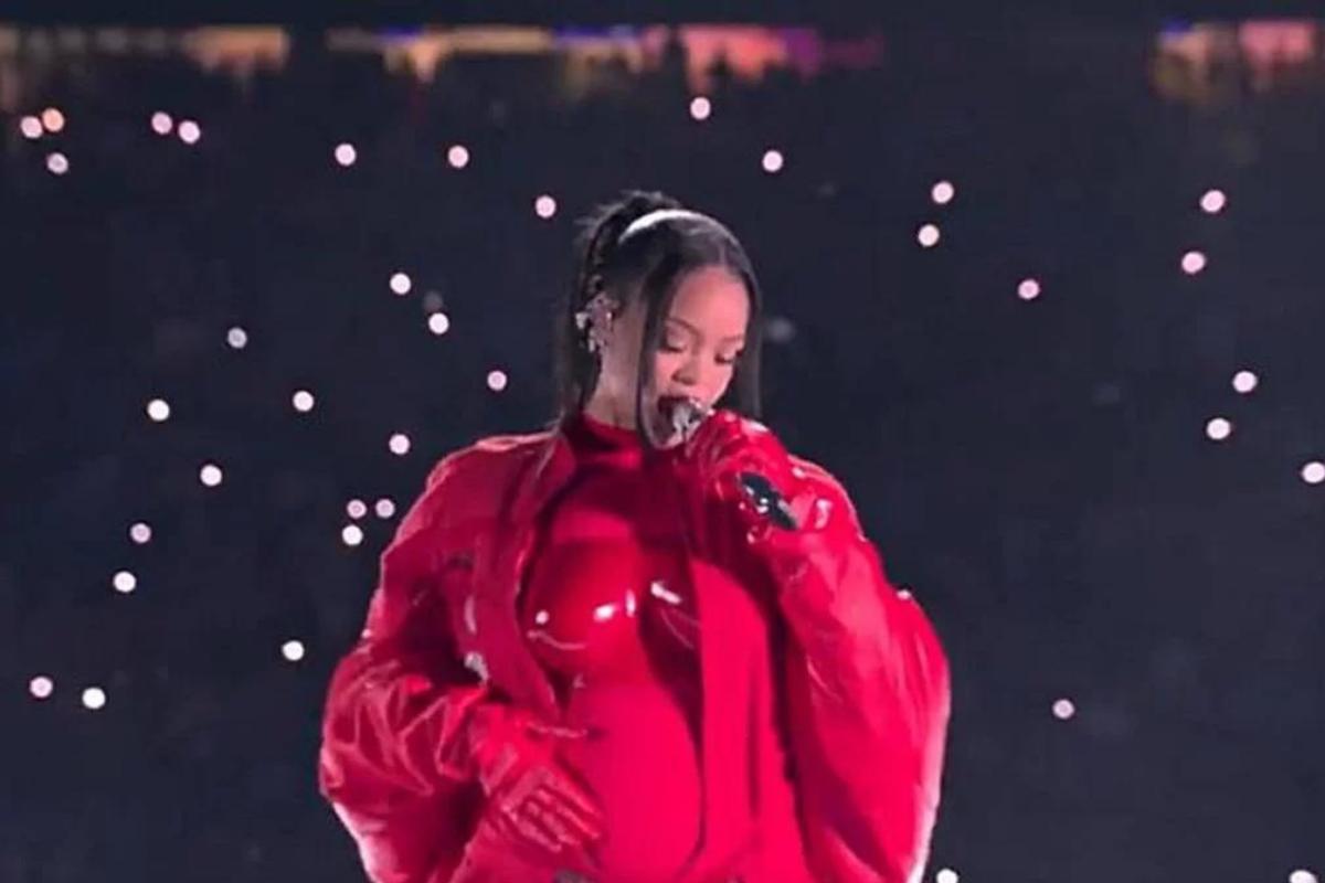 Rihanna na apresentação do Super Bowl, onde anúnciou sua segunda gravidez