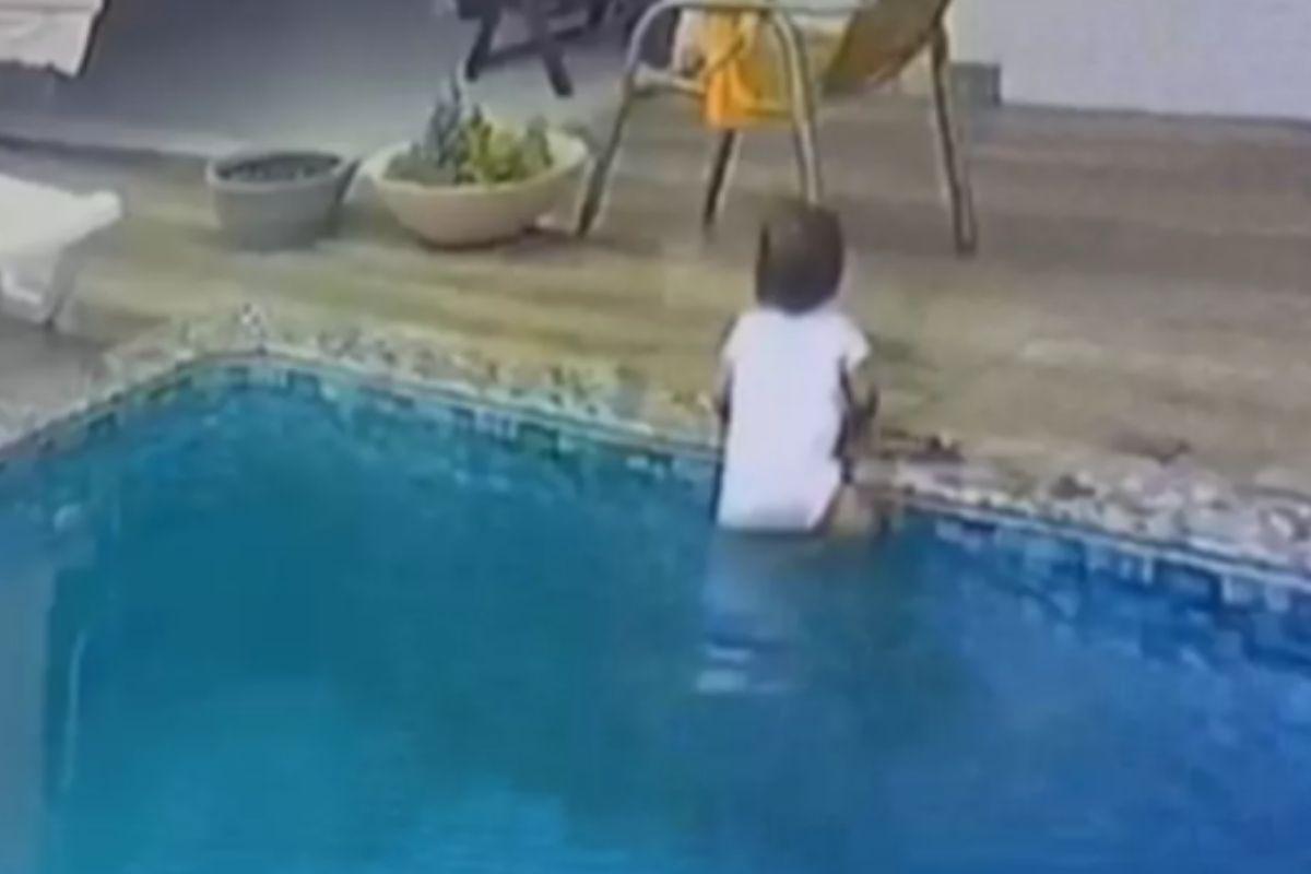 Bebê cai na piscina