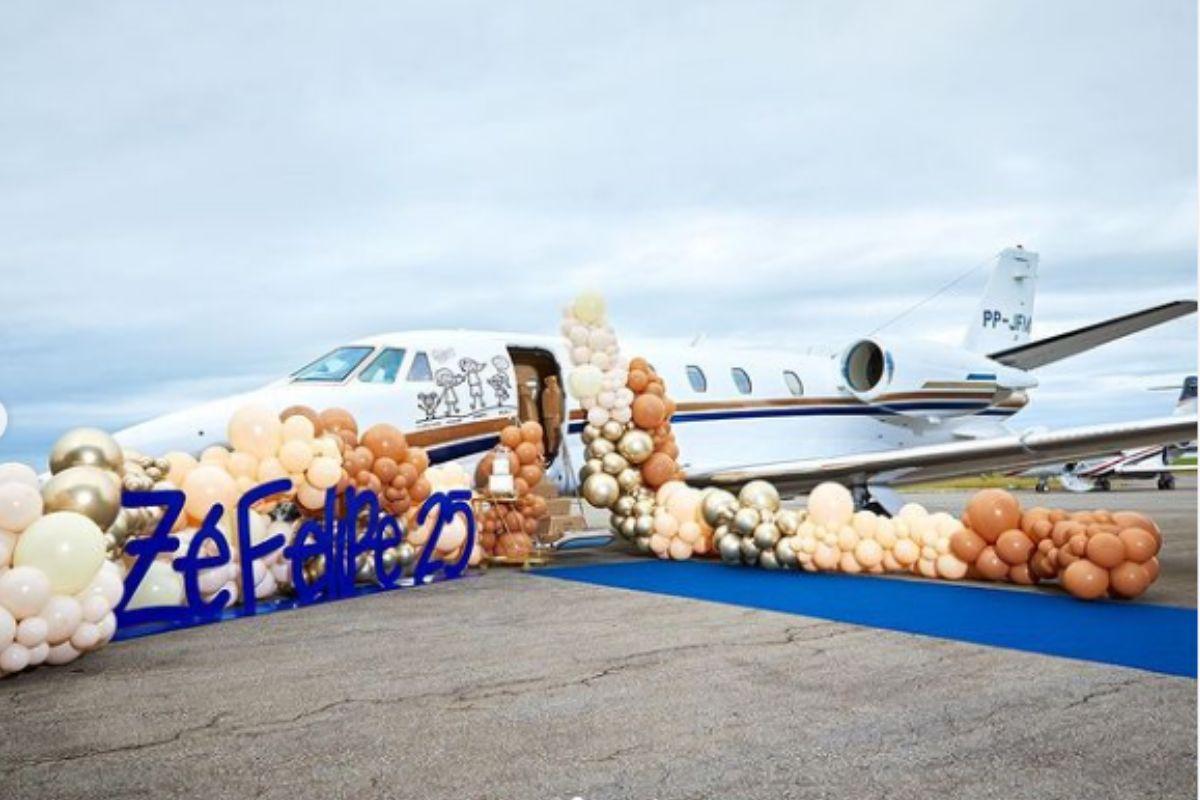 Zé Felipe exibe avião que ganhou de aniversário da esposa