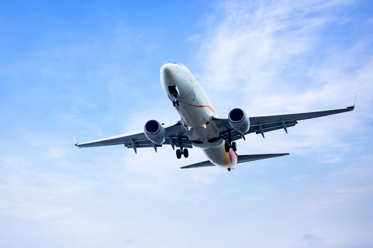 Criança de 10 anos faz pegadinha em avião e causa pânico nos passageiros