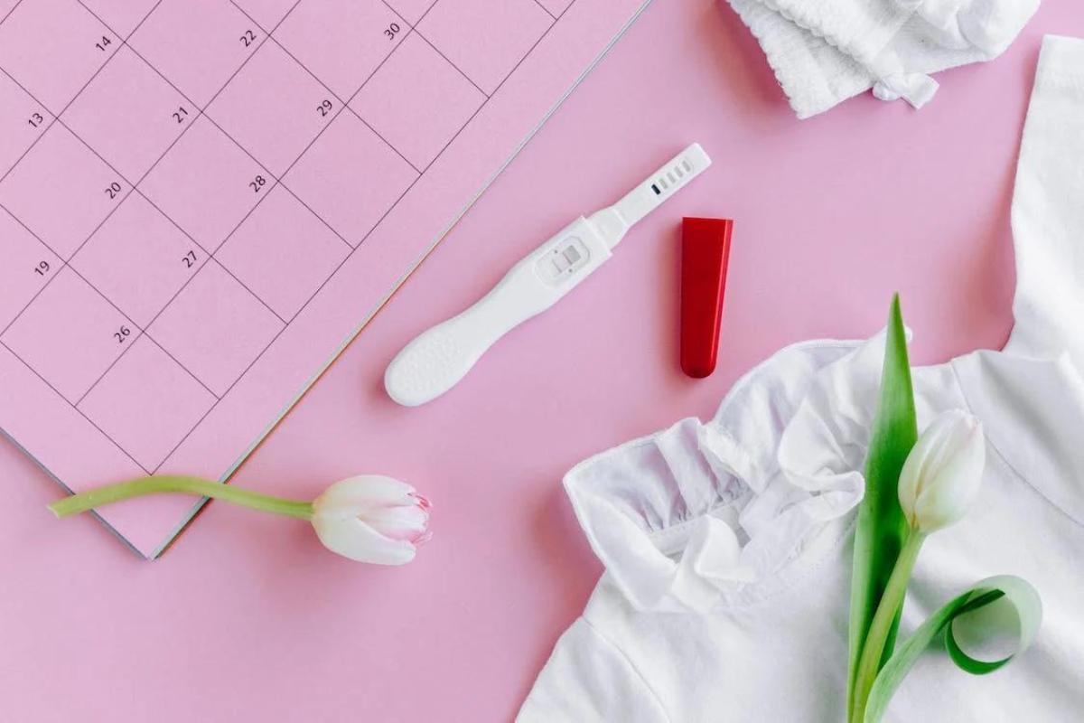 Plano de fundo rosa com elementos relacionados a fertilidade e gravidez