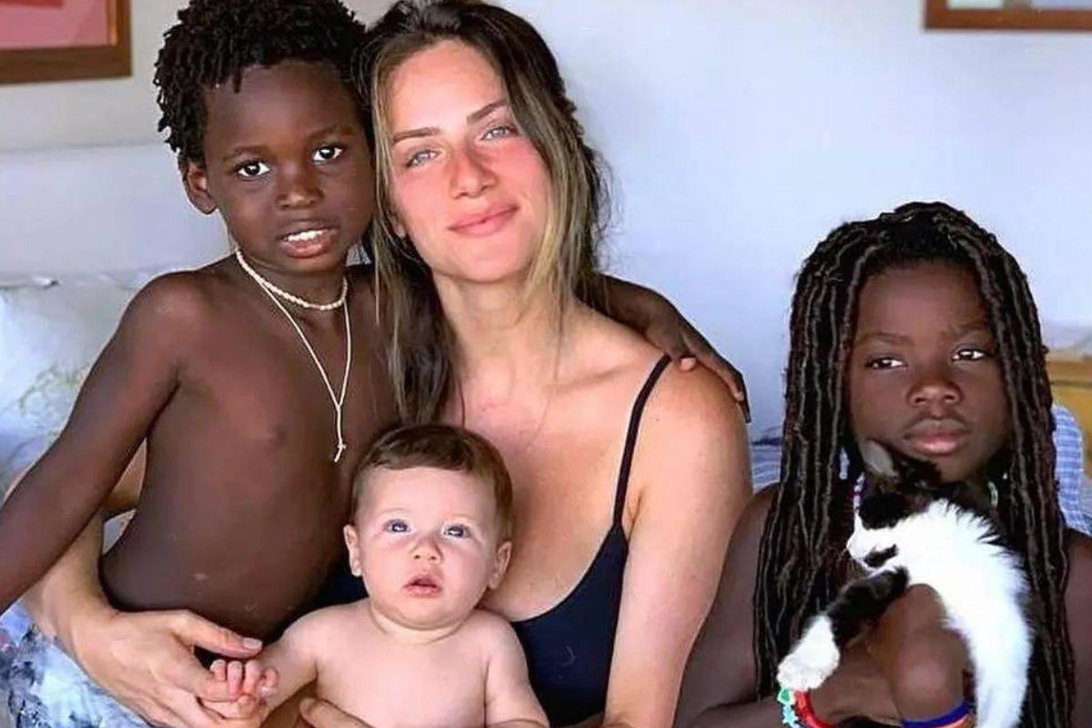 Giovanna Ewbank com os filhos Titi, Bless e Zyan