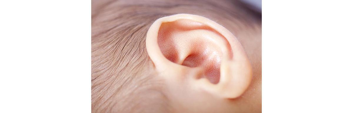 como identificar problemas auditivos nas crianças