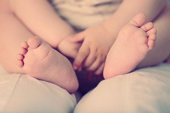 O colo é uma forma dos pais ensinarem ao bebê como se acalmar (Foto: Shutterstock)