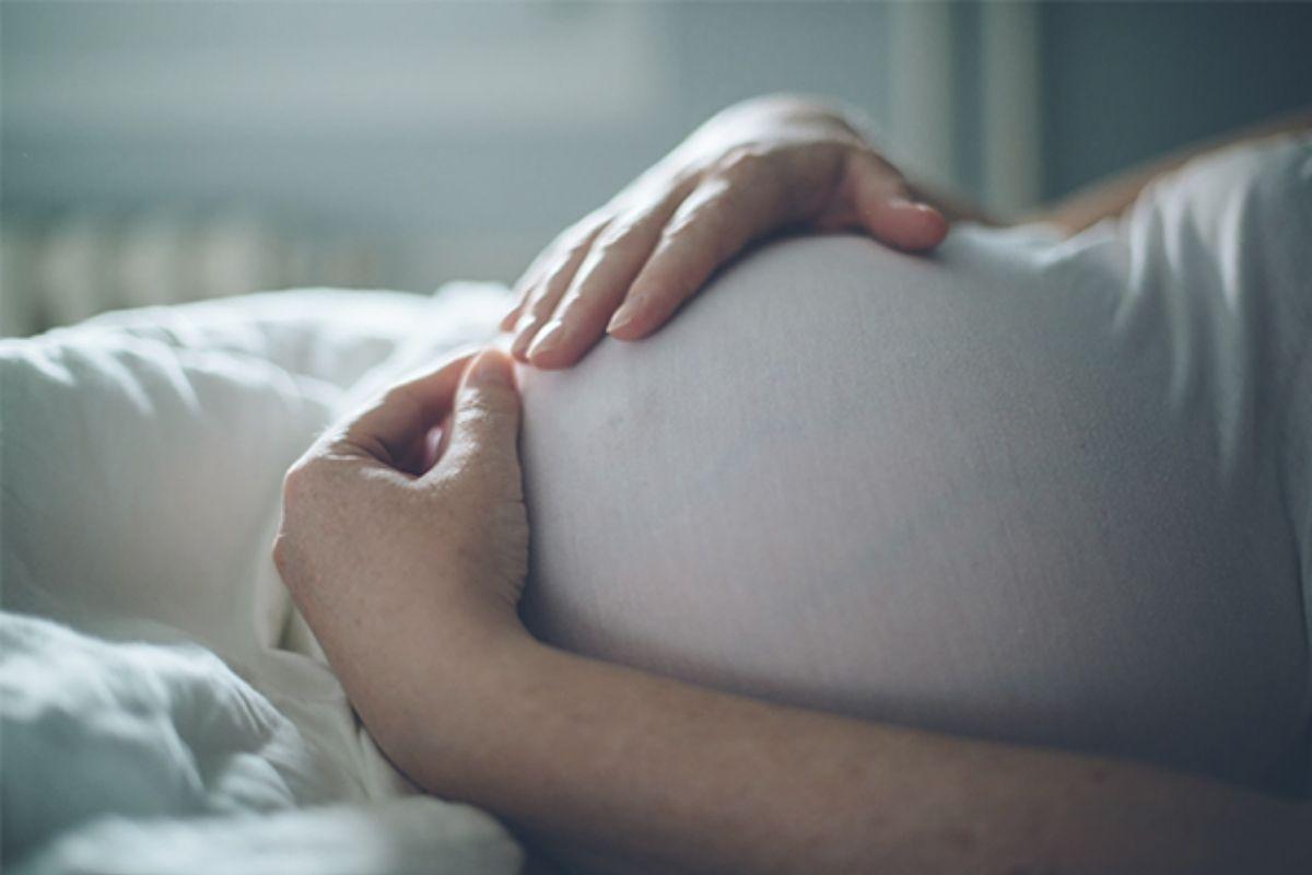 Mulheres grávidas vacinadas durante a gestação transmitem anticorpos aos bebês (Foto: Getty Images)