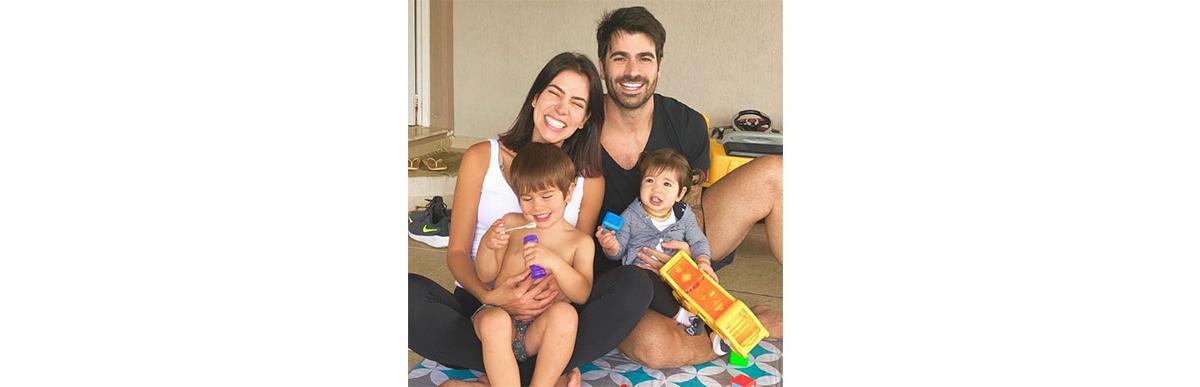 Adriana Sant'Ana e família, será que vem terceiro filho? (Foto: reprodução instagram)