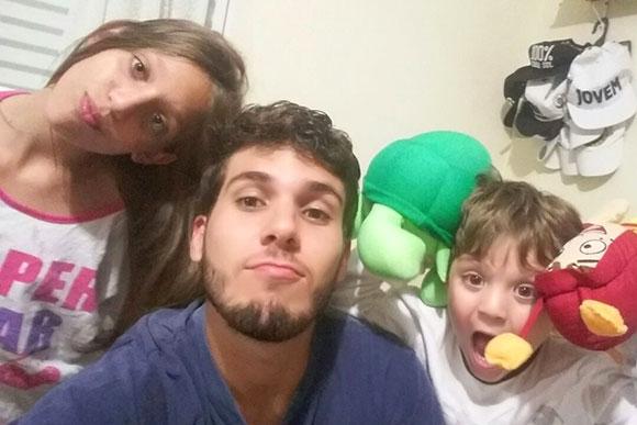 Vinicios Oliveira se diverte com os sobrinhos Larissa e Luiz Fernando (Foto: Arquivo Pessoal)