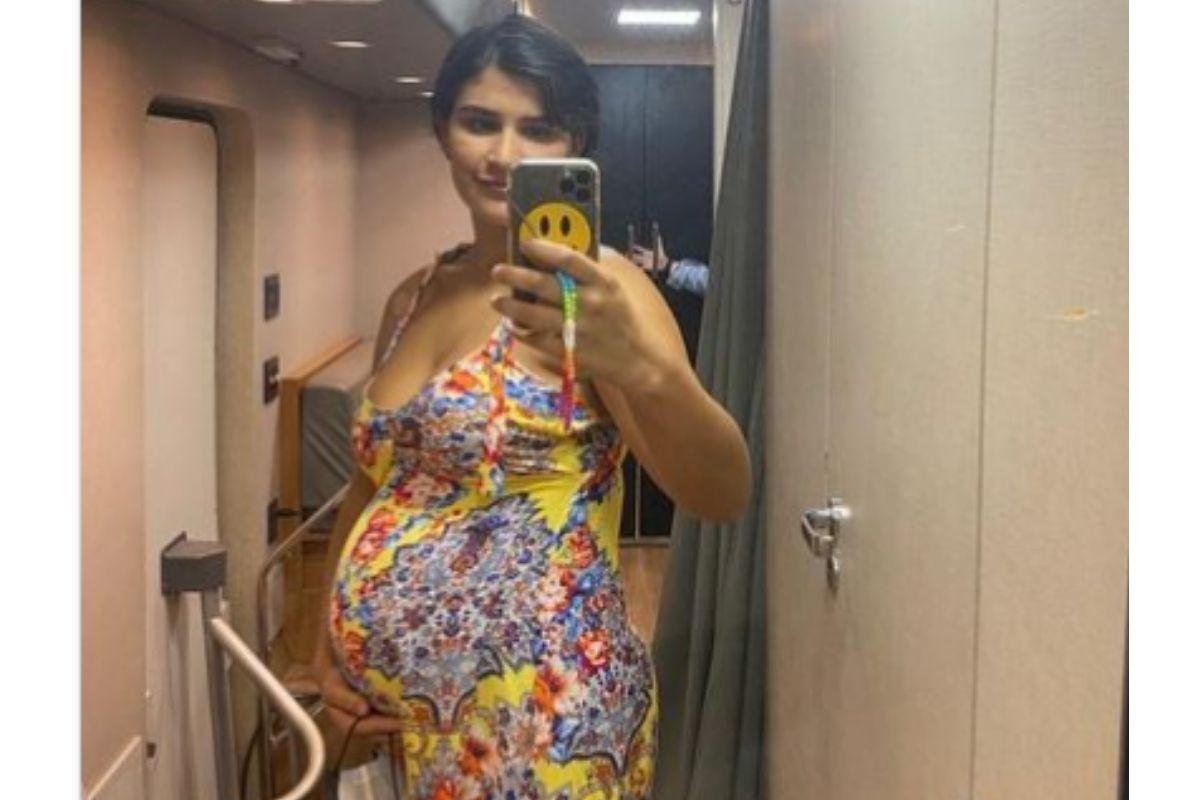 Filha de Flávia Alessandra mostra barriga de grávida e fala sobre a experiência