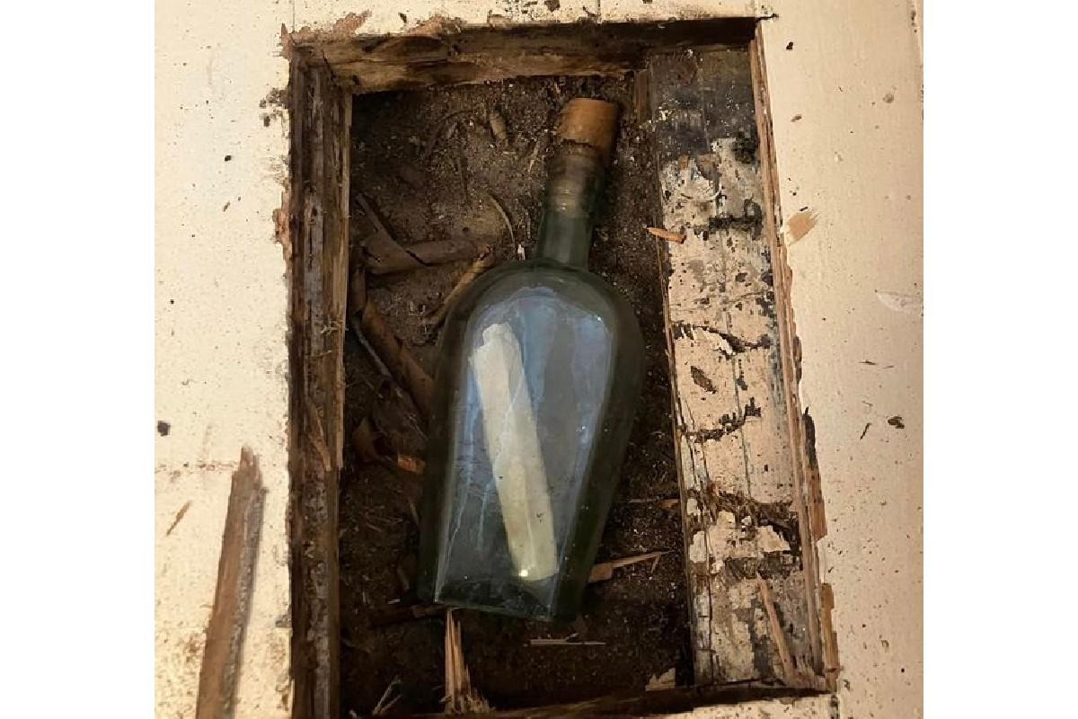 garrafa antiga com mensagem é encontrada no assoalho de casa de uma família