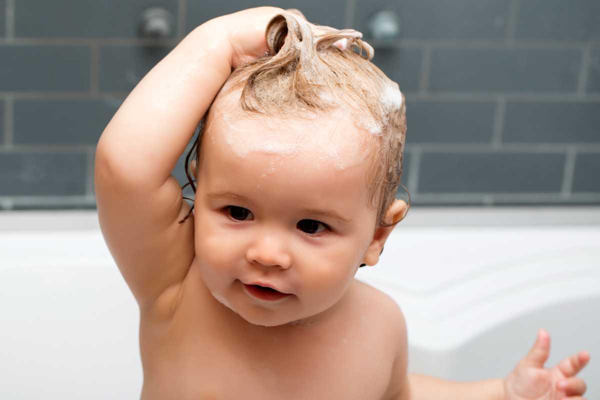 Desmistificamos alguns mitos sobre o banho do bebê para você aproveitar com segurança