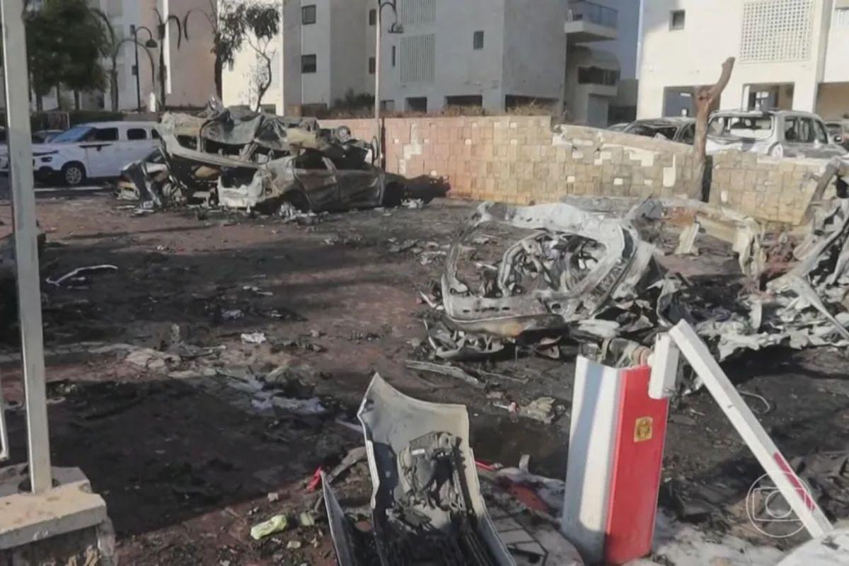 Pai conta para as filhas que bombas em Israel são barulhos de festa
