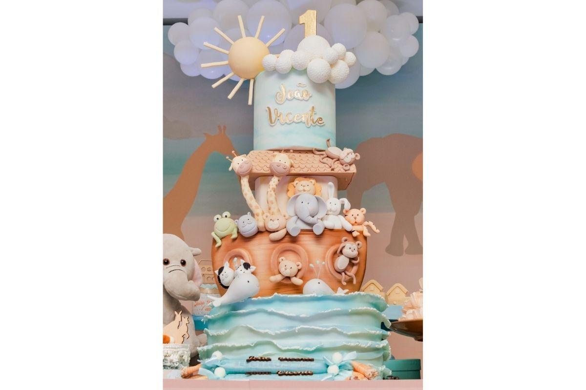 O ponto principal da decoração desse aniversário de 1 ano foi o próprio bolo, cheio de elementos do tema da comemoração