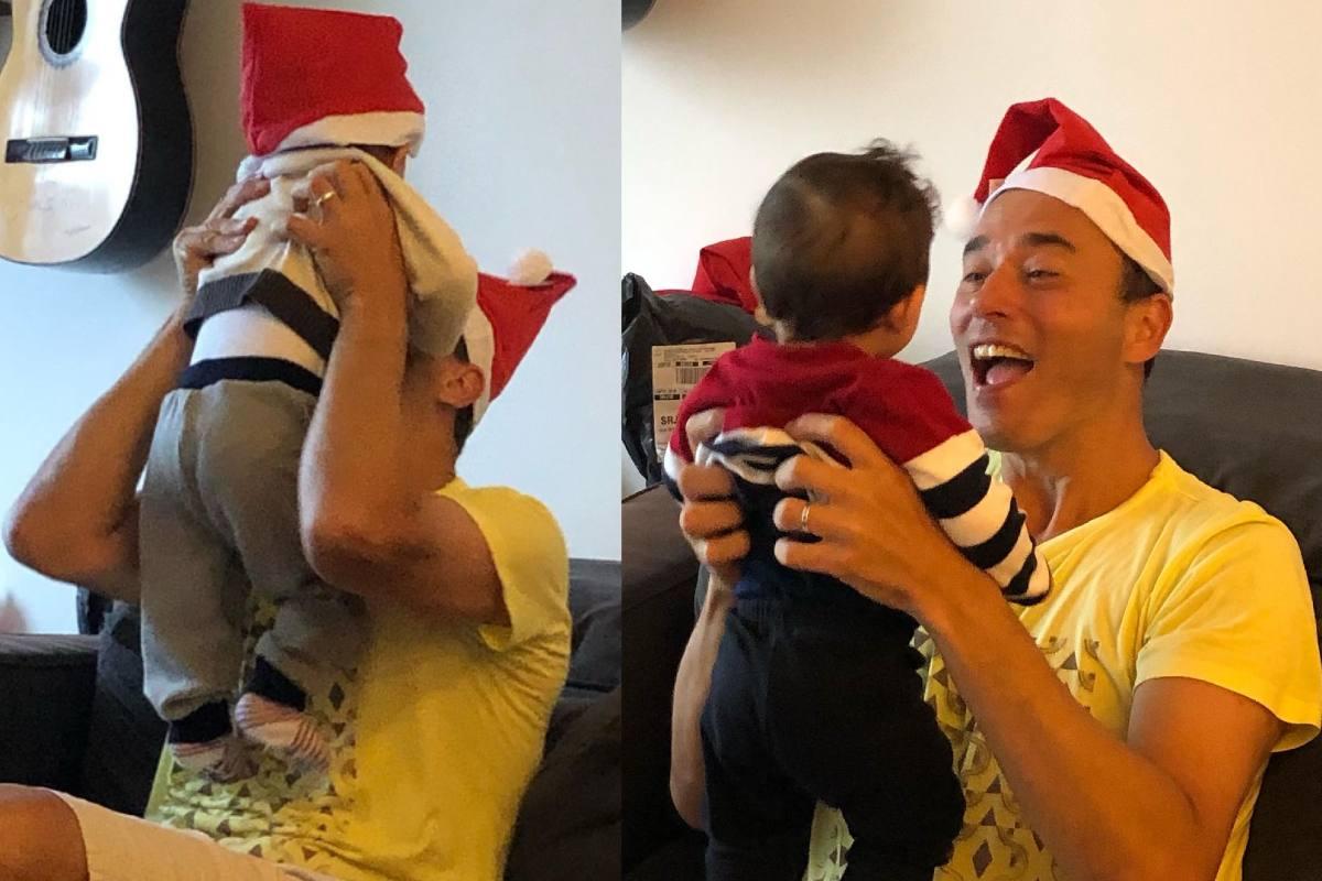 André Rizek se diverte com os filhos usando gorro de Papai Noel 