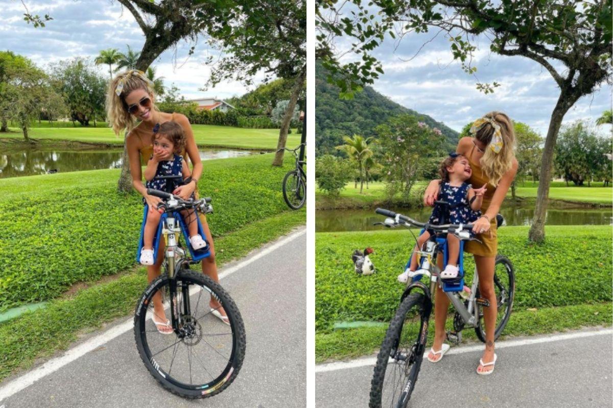Carol Dias passeia com a filha de bicicleta