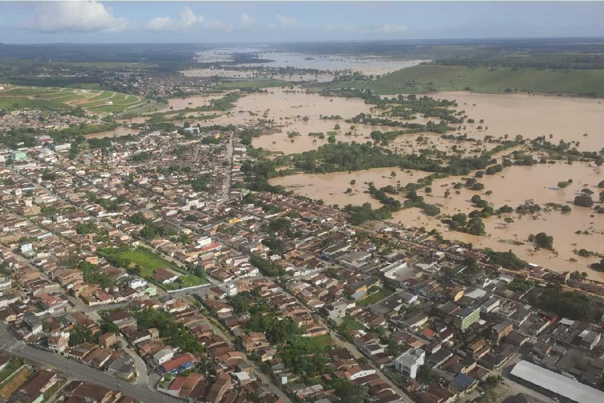 Chuvas fortes na Bahia fazem famílias sair do local